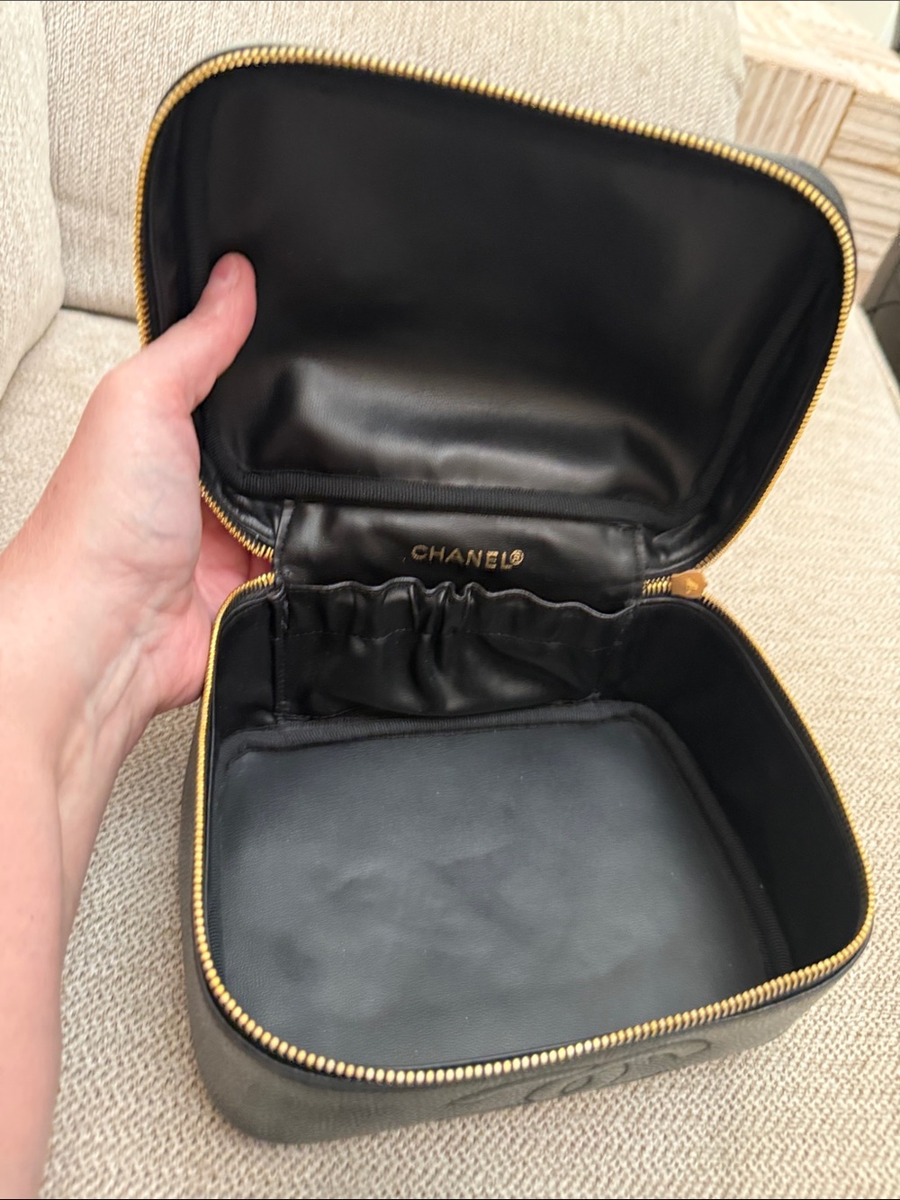 Pre owned luxury CHANEL Black Leather Vanity Case with Gold Hardware - Picture 6 of 11